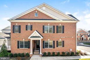 71 Creekview Ln in Yardley, PA - Building Photo