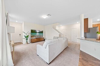 10643 Military Dr W in San Antonio, TX - Foto de edificio - Building Photo