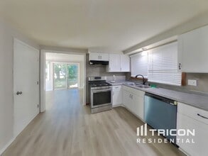 1056 S Shore Dr in Forest Lake, MN - Building Photo - Building Photo