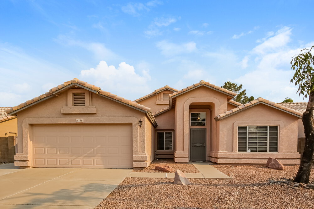 4751 W Kristal Way in Glendale, AZ - Building Photo