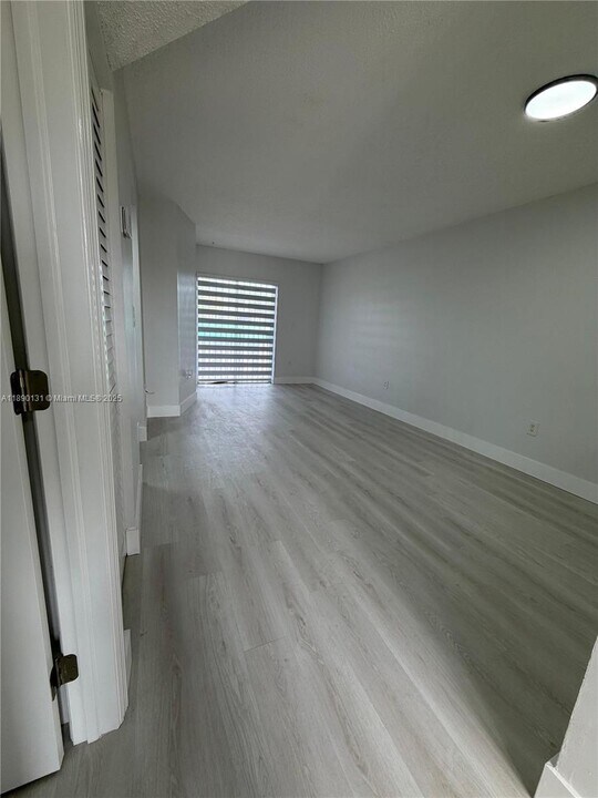 2721 NW 23rd Ct in Miami, FL - Building Photo
