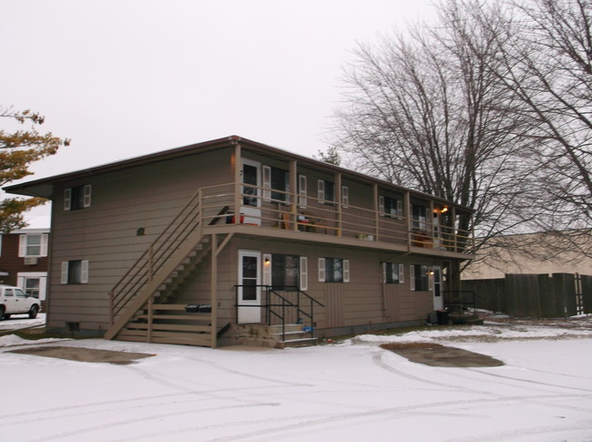 200-204 Clairmont Ct in Neenah, WI - Building Photo - Building Photo