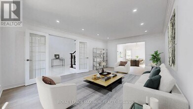 22 Waltham Crescent in Richmond Hill, ON - Building Photo - Building Photo