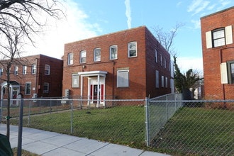 3205 Buena Vista Ter SE in Washington, DC - Building Photo - Building Photo