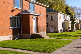 U-Crest Apartments in Buffalo, NY - Foto de edificio - Building Photo