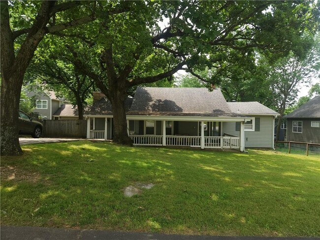 493 Fritz Dr in Fayetteville, AR - Building Photo - Building Photo