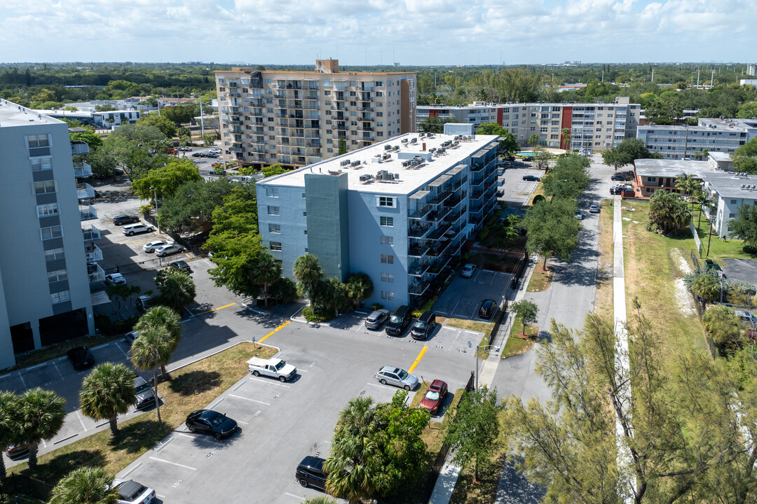 Three Horizons East in North Miami, FL - Foto de edificio