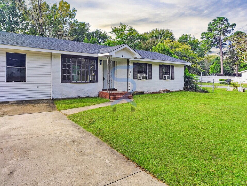 319 Sarah Dr in Warner Robins, GA - Foto de edificio