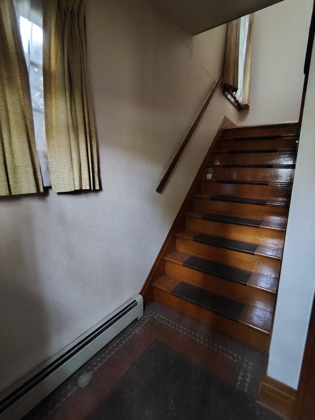 1011 Cleveland Ave, Unit 2 in Niagara Falls, NY - Building Photo - Building Photo