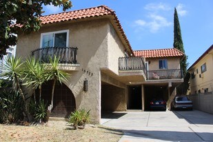 10725 Bloomfield St in North Hollywood, CA - Building Photo