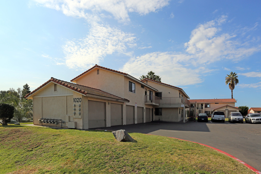 East Crest Apartments in Vista, CA - Building Photo