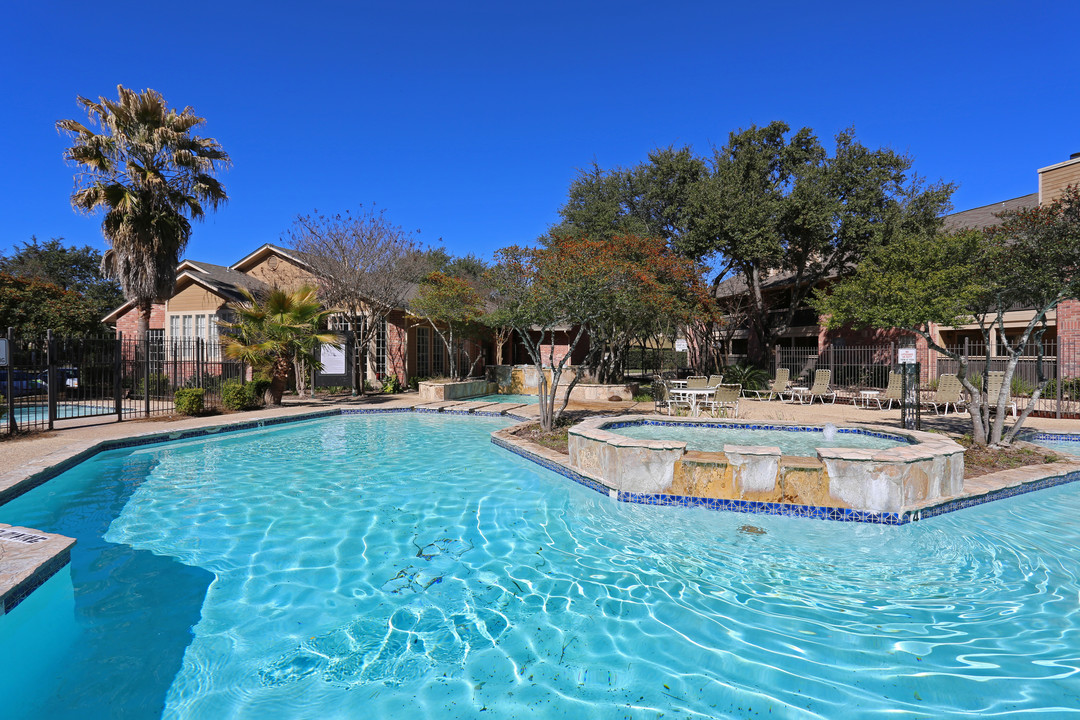 Brandon Oaks Apartment Homes in San Antonio, TX - Building Photo