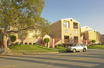 1414 S Gramercy Pl in Los Angeles, CA - Foto de edificio - Building Photo