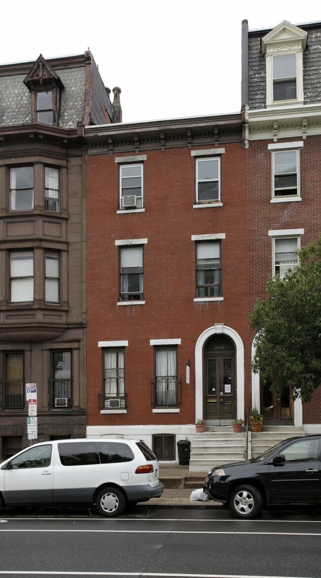 2039 Spring Garden St in Philadelphia, PA - Foto de edificio - Building Photo