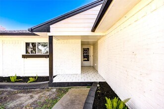 235 E Castle Harbour Dr in Friendswood, TX - Foto de edificio - Building Photo