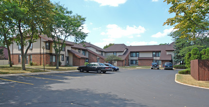 Oakes Village in Racine, WI - Building Photo - Building Photo