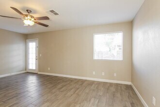 10856 W Ruth Ave in Peoria, AZ - Foto de edificio - Building Photo