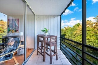 105 Royal Pk Dr in Oakland Park, FL - Building Photo - Building Photo