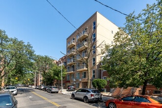 90-12 Whitney Ave in Elmhurst, NY - Foto de edificio - Building Photo