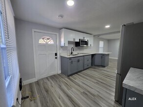 1100 Beverly Ave NW in Largo, FL - Building Photo - Building Photo