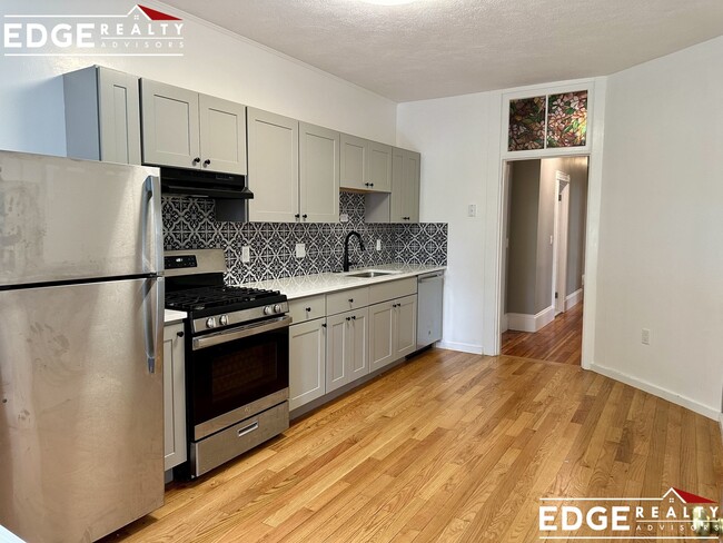 201 High St, Unit 1 in Brookline, MA - Foto de edificio - Building Photo