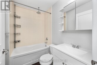 223-223 Webb Dr in Mississauga, ON - Building Photo - Building Photo