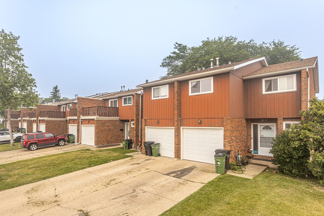 Claregreen Mews in Edmonton, AB - Building Photo