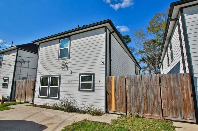 5709 Breland St in Houston, TX - Foto de edificio - Building Photo