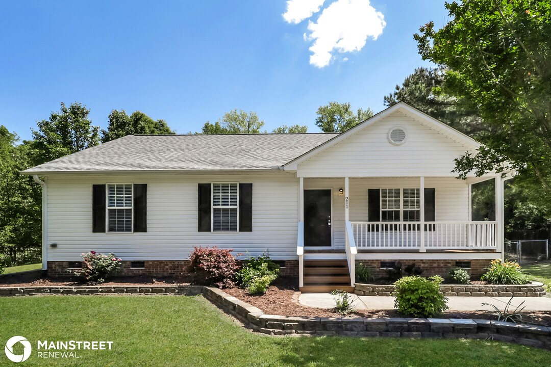 211 Duck Pond Ln in Clayton, NC - Building Photo