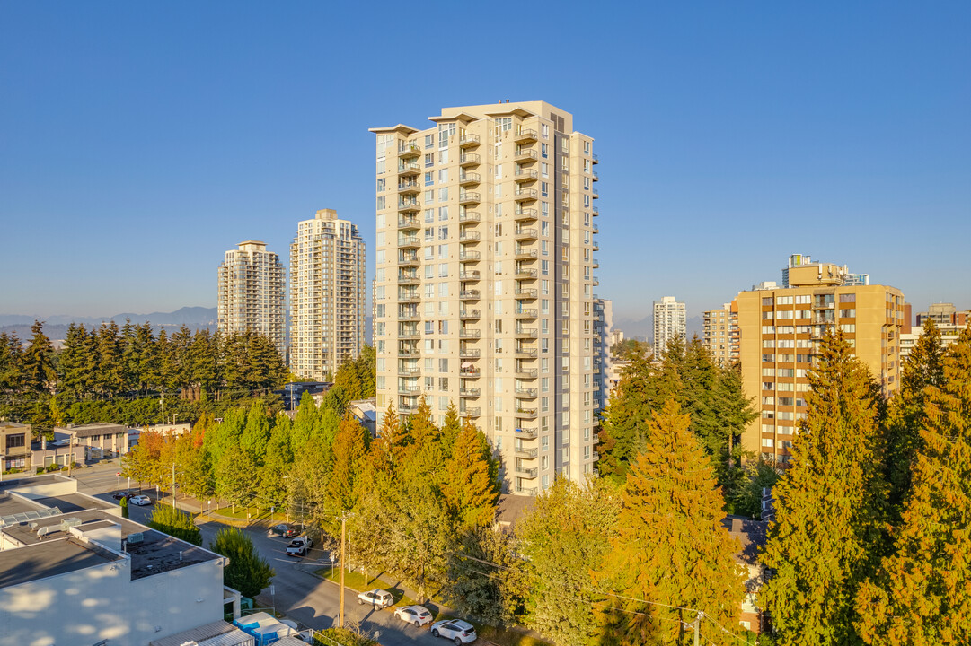 City Club On The Park in Burnaby, BC - Building Photo