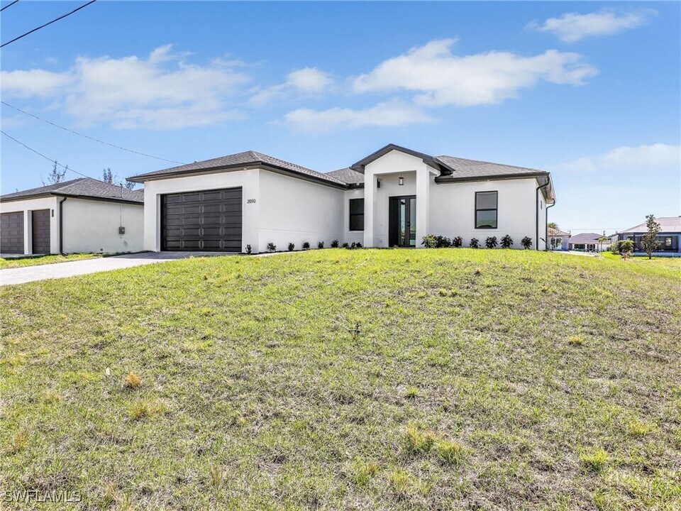 2010 NW 21st St in Cape Coral, FL - Building Photo