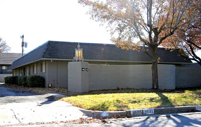 3526-3534 E 48th Pl in Tulsa, OK - Foto de edificio - Building Photo