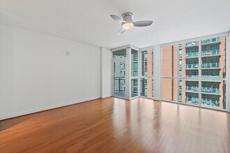 1025 1st St SE, Unit 801 in Washington, DC - Foto de edificio - Building Photo