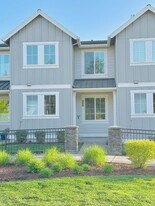 3991 SE Century Blvd in Hillsboro, OR - Building Photo