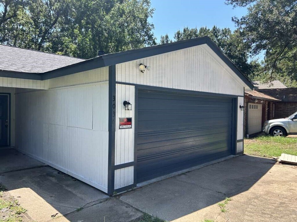 3030 Winding Way in Huntsville, TX - Building Photo
