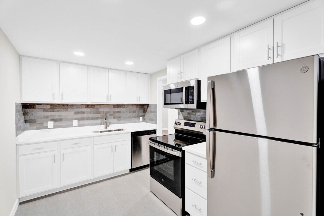 Roanoke Villas Apartments in Rochester Hills, MI - Foto de edificio