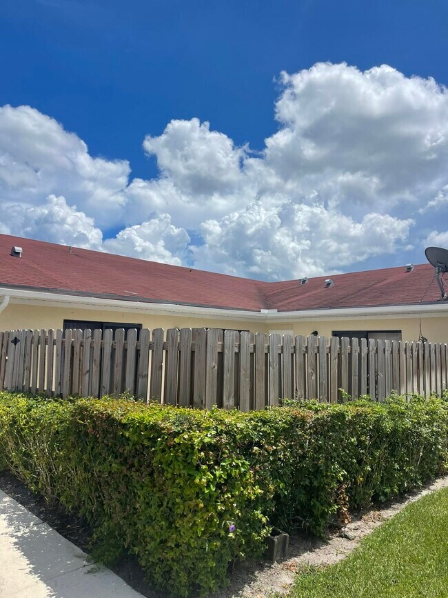 4379 Woodstock Dr in West Palm Beach, FL - Building Photo - Building Photo