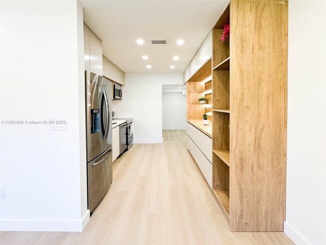 1040 NE 142nd St in North Miami, FL - Building Photo - Building Photo