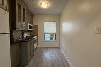 3254 Dundas St W in Toronto, ON - Building Photo - Building Photo