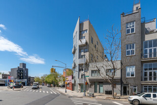 96 Woodpoint Rd in Brooklyn, NY - Foto de edificio - Building Photo