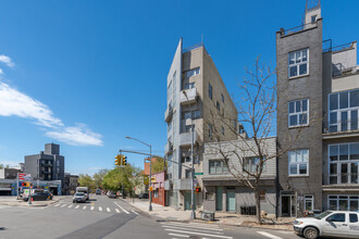 96 Woodpoint Rd in Brooklyn, NY - Building Photo - Building Photo