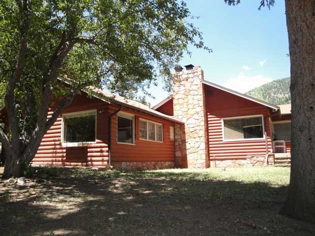 8130 Chipita Park Rd in Cascade, CO - Building Photo