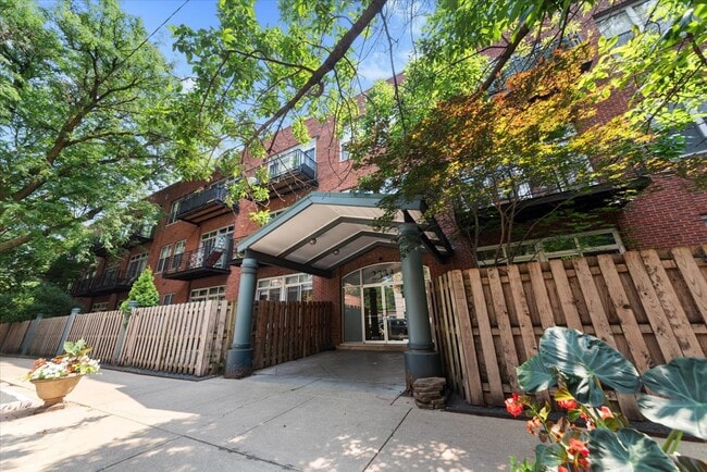 property at 2333 W St Paul Ave