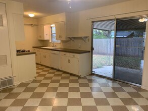 2007 Burbank St in Austin, TX - Building Photo - Building Photo