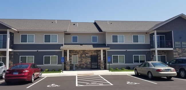 Highfield Apartments in Hutchinson, MN - Building Photo - Building Photo