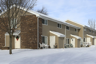 Willard Valley Apartments in Willard, OH - Foto de edificio - Building Photo