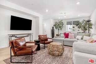 768 Daniel Freeman Cir in Inglewood, CA - Building Photo