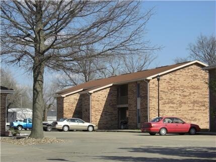 Twin Oaks Apartments in Sikeston, MO - Building Photo