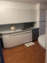 2 Bay Club Dr in Queens, NY - Building Photo - Building Photo