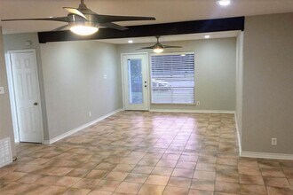 2802 Loyola Ln in Austin, TX - Building Photo - Building Photo